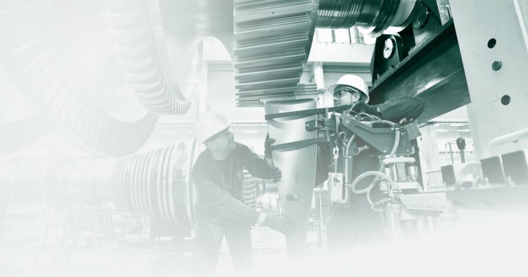 Imagem destaque do blog post história de sucesso da peage. A imagem mostra dois homens com uniforme e capacete trabalhando juntos ao fazer a manutenção de um maquinário industrial.